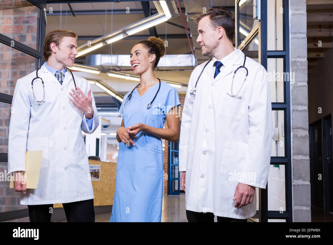 I medici interagire gli uni con gli altri Foto Stock