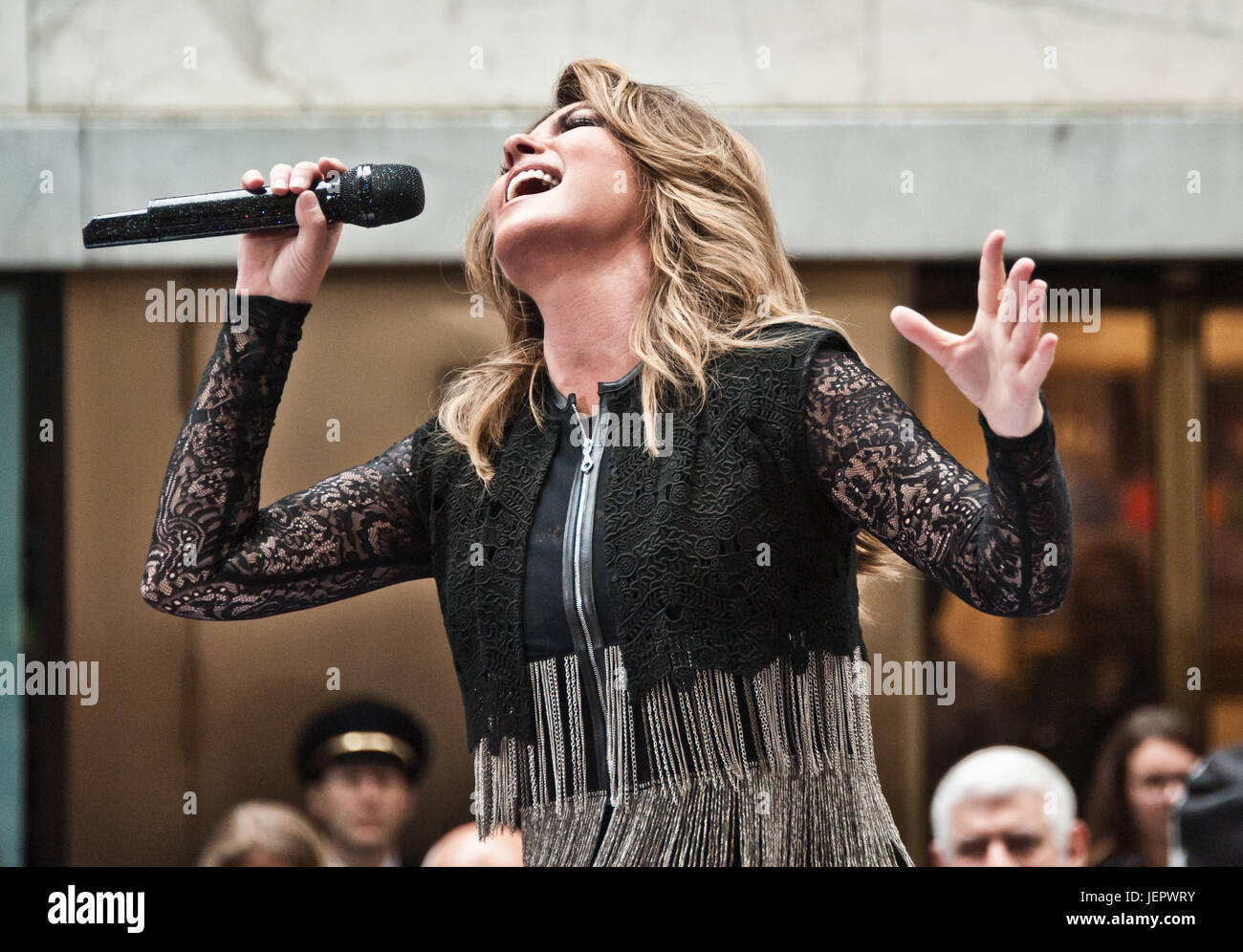 New York City, NY, STATI UNITI D'AMERICA. 16 Giugno, 2017. Shania Twain esegue su NBC's "oggi" mostrano una serie di concerti presso il Rockefeller Plaza. Foto Stock