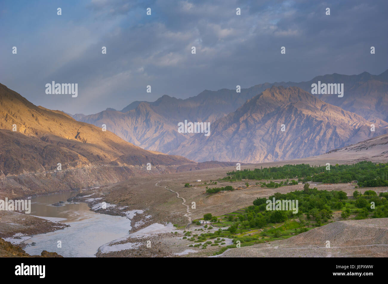 Fiume Kunhar tra Naran e Batakundi, Pakistan Foto Stock