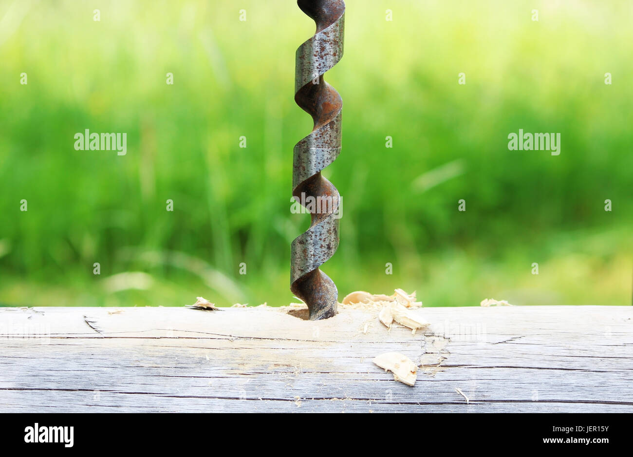 Spirale metallica trapano per praticare fori nei registri in fase di assemblaggio di un telaio in legno e la costruzione di una casa Foto Stock