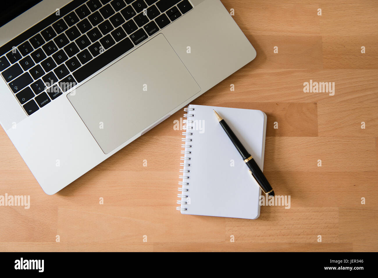 Notebook Apple MacBook Pro con penna e blocco note sulla scrivania Foto  stock - Alamy