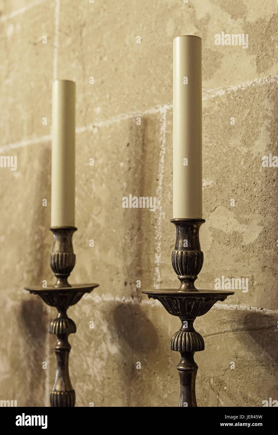 Vecchio candelabro medievale con candele di cera, dettaglio di strumento di  illuminazione Foto stock - Alamy