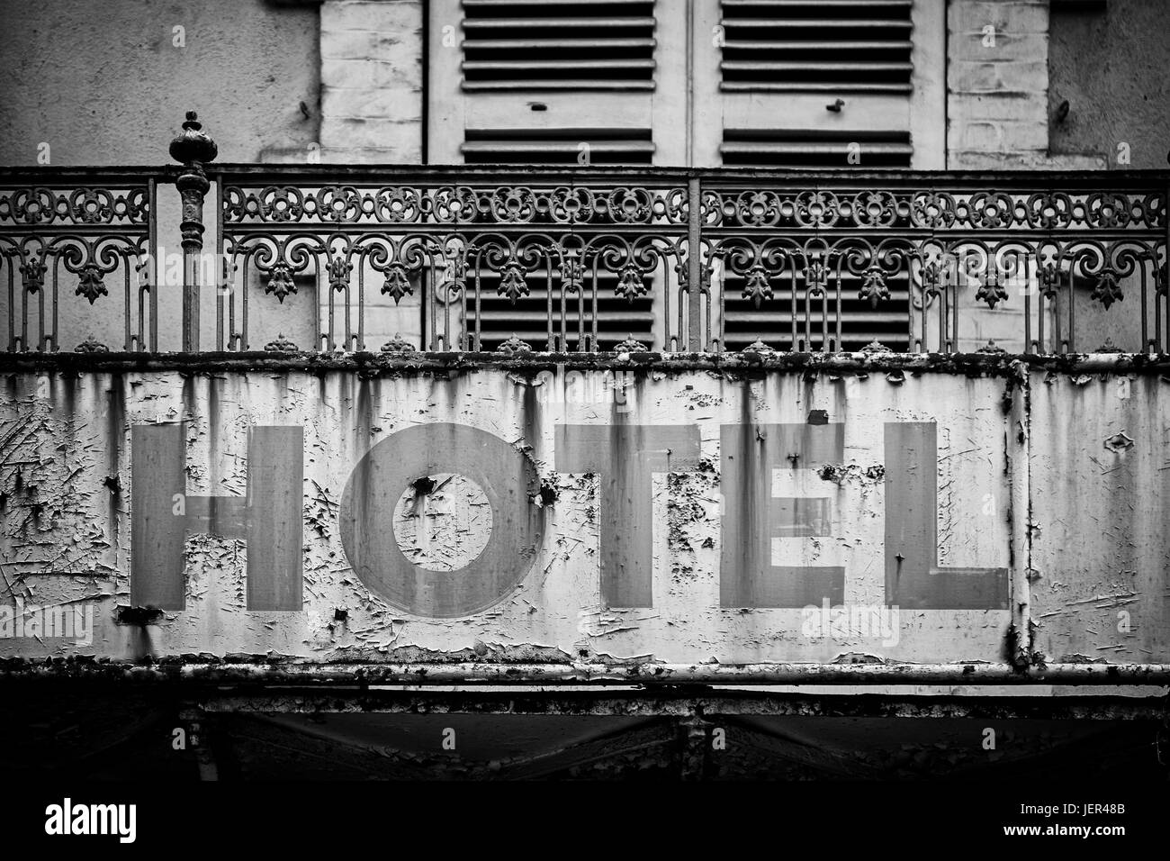 Segno di una rotta e hotel abbandonato, il dettaglio di un vecchio informazioni, la crisi e la rovina Foto Stock