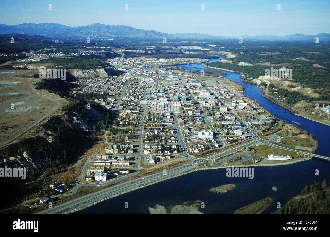 Whitehorse con il fiume di Yukon è adagiato il capitale dei territori dello Yukon, Canada, Whitehorse am Yukon River gelegen ist die Hauptstadt des Yukon Foto Stock