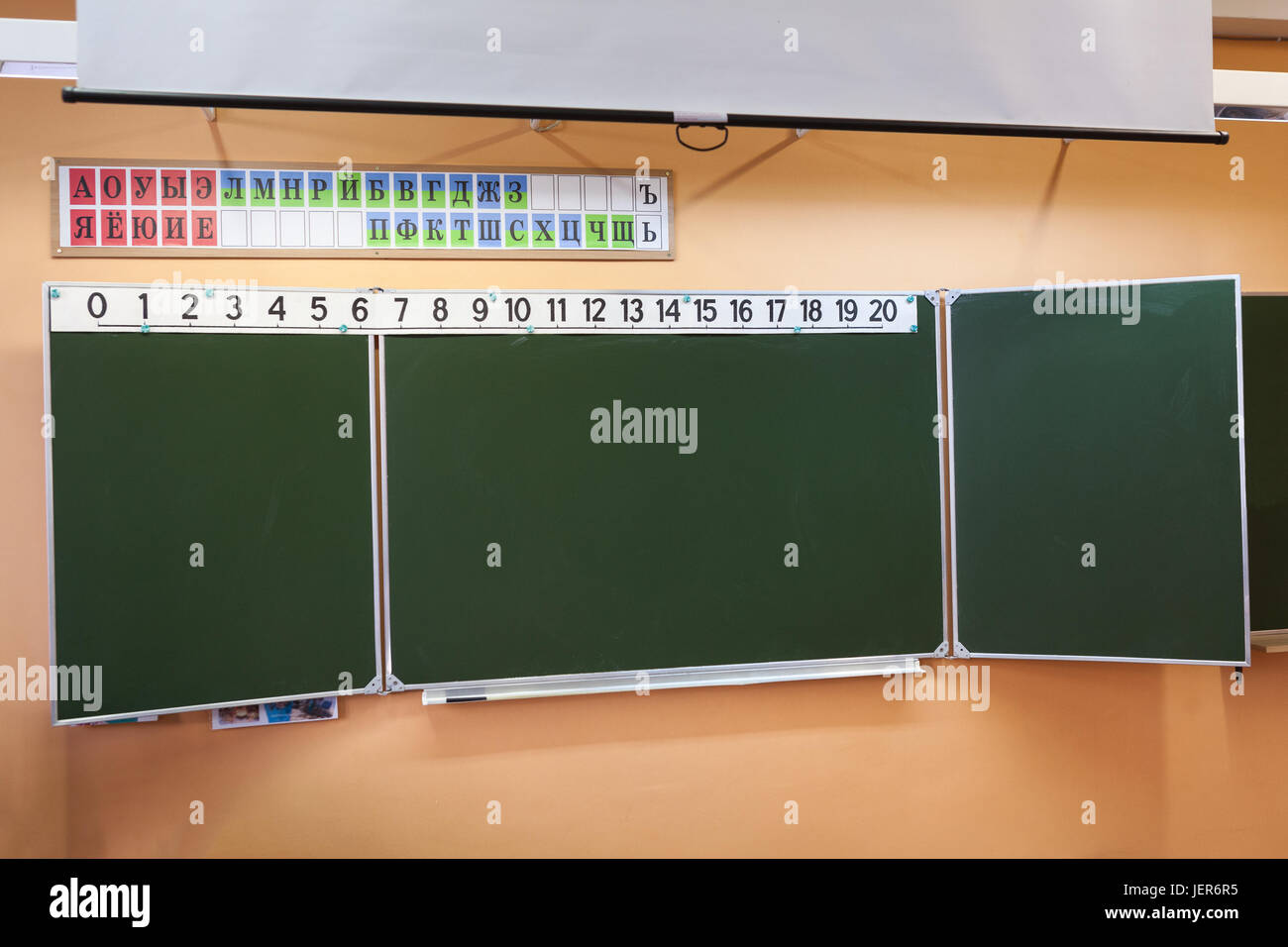 Verde lavagna pulita in aula della scuola in Russia. Numeri e alfabeto russo è sulla parte superiore Foto Stock