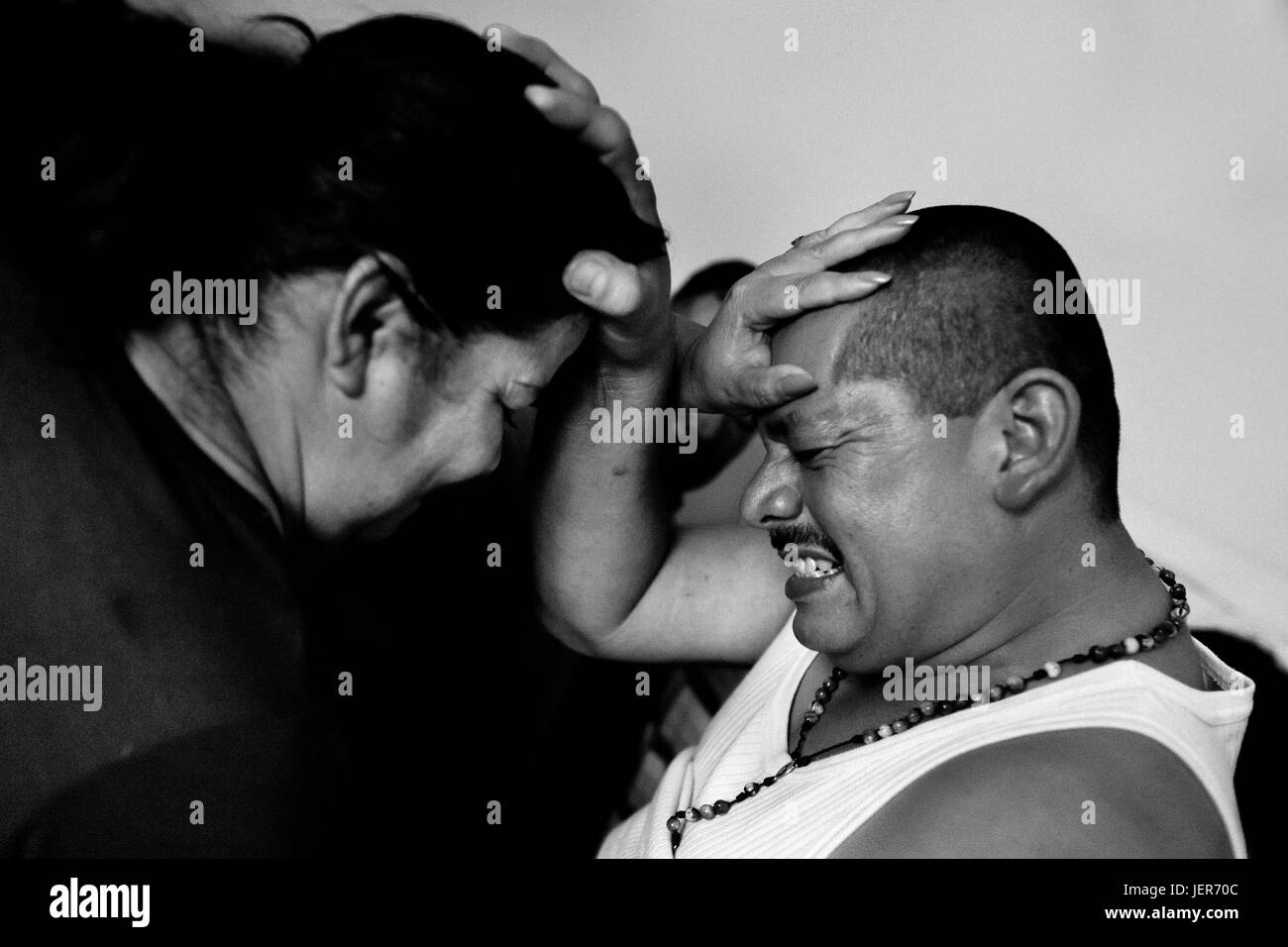 I credenti colombiano, premendo su ogni altro fronte, tentativo di sfrattare suppone demoni durante gli esorcismi rituale eseguita in corrispondenza di una Chiesa casa a Bogotà, Colombia, 28 gennaio 2013. Centinaia di cristiani belivers, riunite in gruppi anonimi, raccogliere ogni w | Utilizzo di tutto il mondo Foto Stock