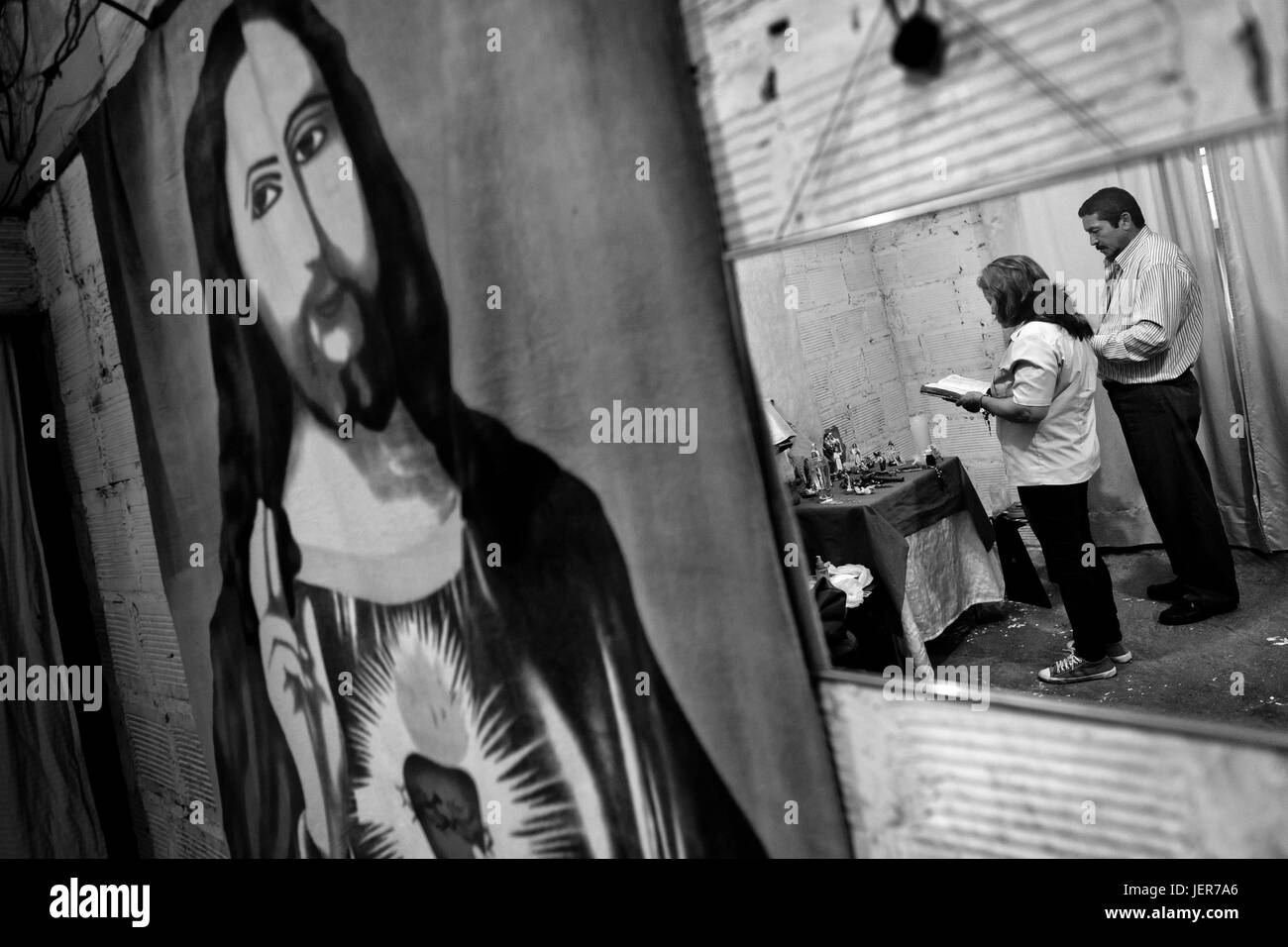 Una femmina colombiano pastore legge la Bibbia prima di eseguire la religiosa cerimonia di guarigione ad una Chiesa casa a Bogotà, Colombia, 10 marzo 2016. Centinaia di cristiani belivers, riunite in gruppi anonimi, si riuniscono ogni settimana in casa non marcati chiese disperse nel | Utilizzo di tutto il mondo Foto Stock