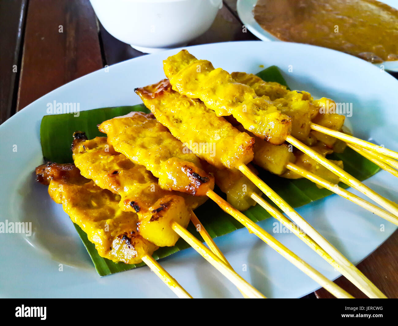 Carne di maiale alla griglia satay con salsa di arachidi e toast, cibo tailandese Foto Stock