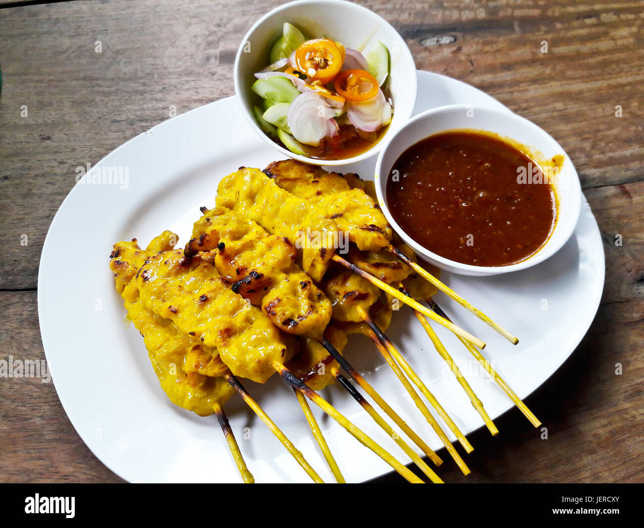 Carne di maiale alla griglia satay con salsa di arachidi e toast, cibo tailandese Foto Stock