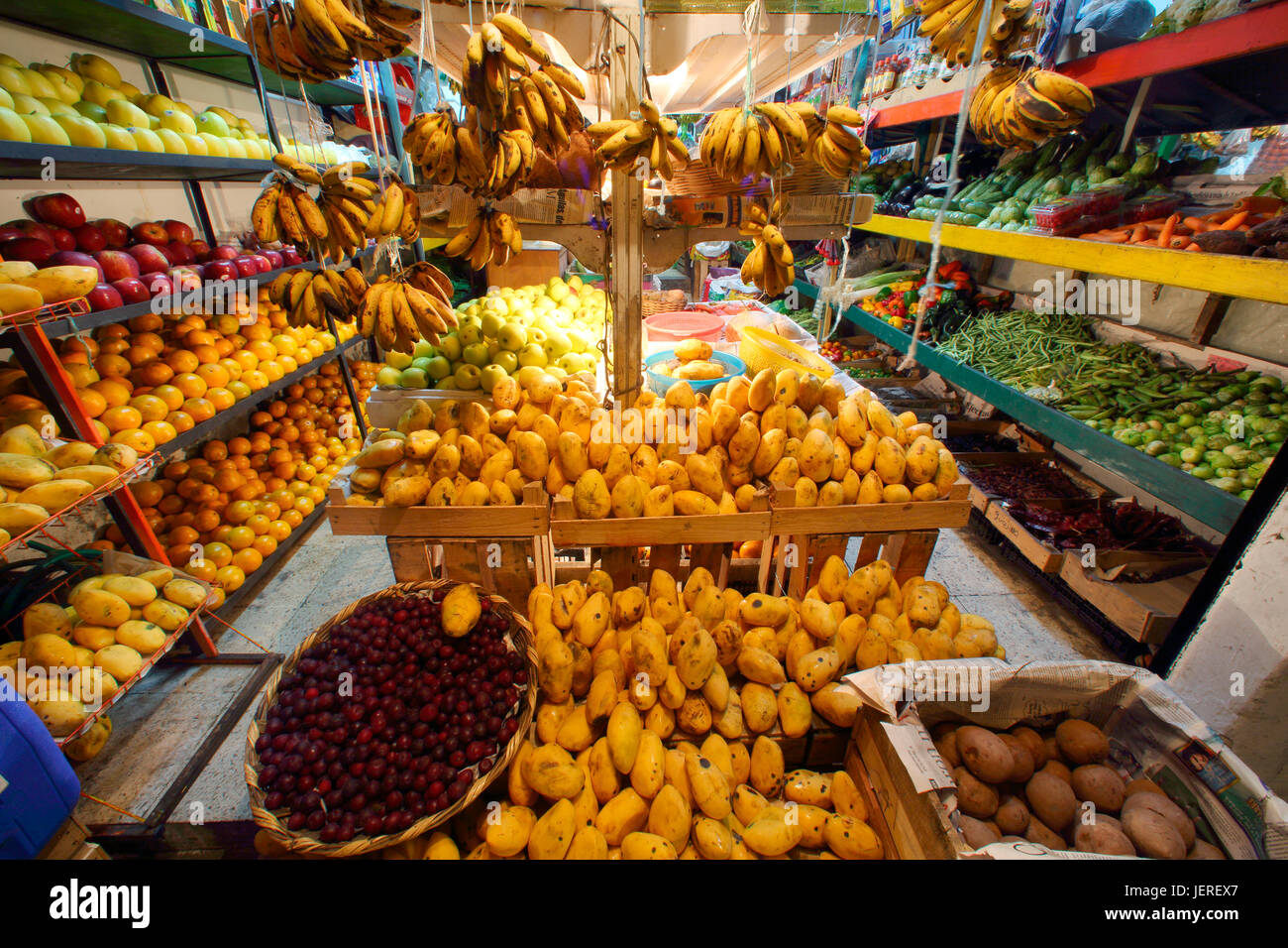 Frutta e verdura in negozio Foto Stock