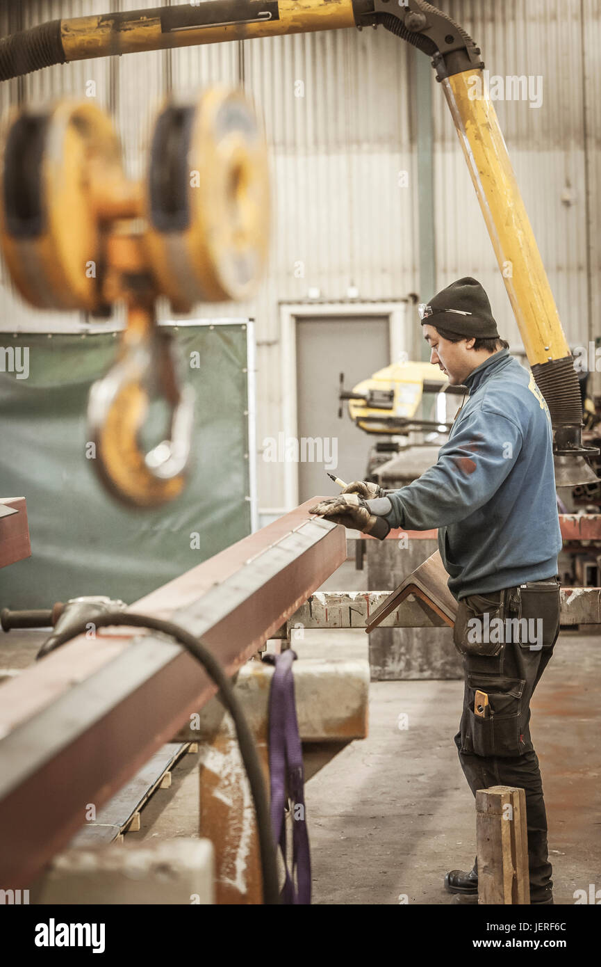 Uomo al lavoro in officina Foto Stock