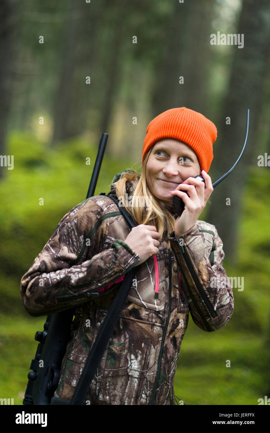 La donna la caccia nel bosco Foto Stock