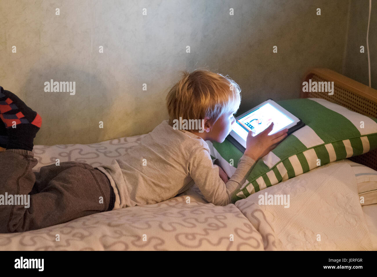 Ragazzo con tavoletta digitale Foto Stock