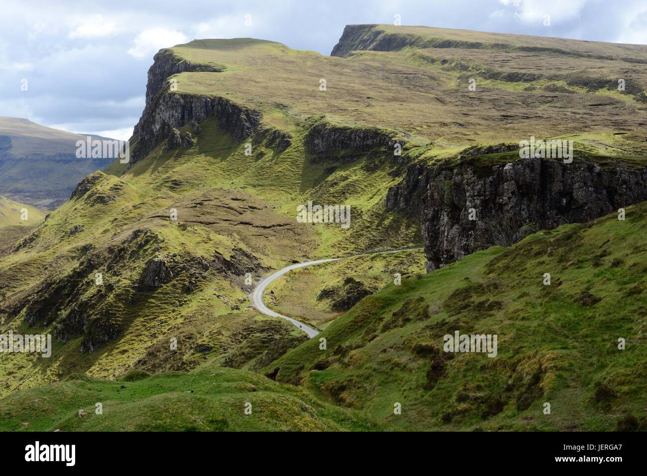 Avvolgimento di stretta strada attraverso le montagne Quiraing Trotternish Isle of Sky Ebridi Interne in Scozia UK GB Foto Stock