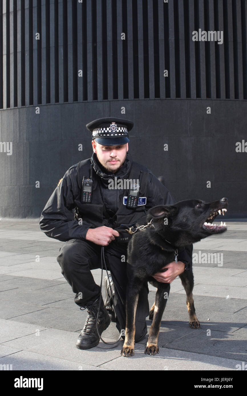 La Metropolitan Police Dog unità, fuori dalla stazione Kings Cross, London, England, Regno Unito Foto Stock