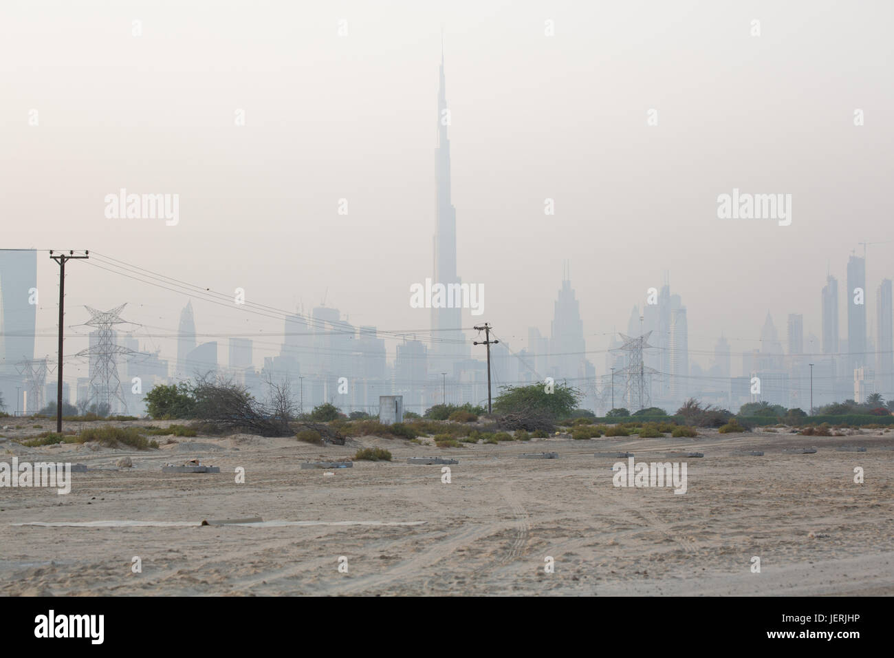 Skyline di Dubai visto dal deserto Foto Stock