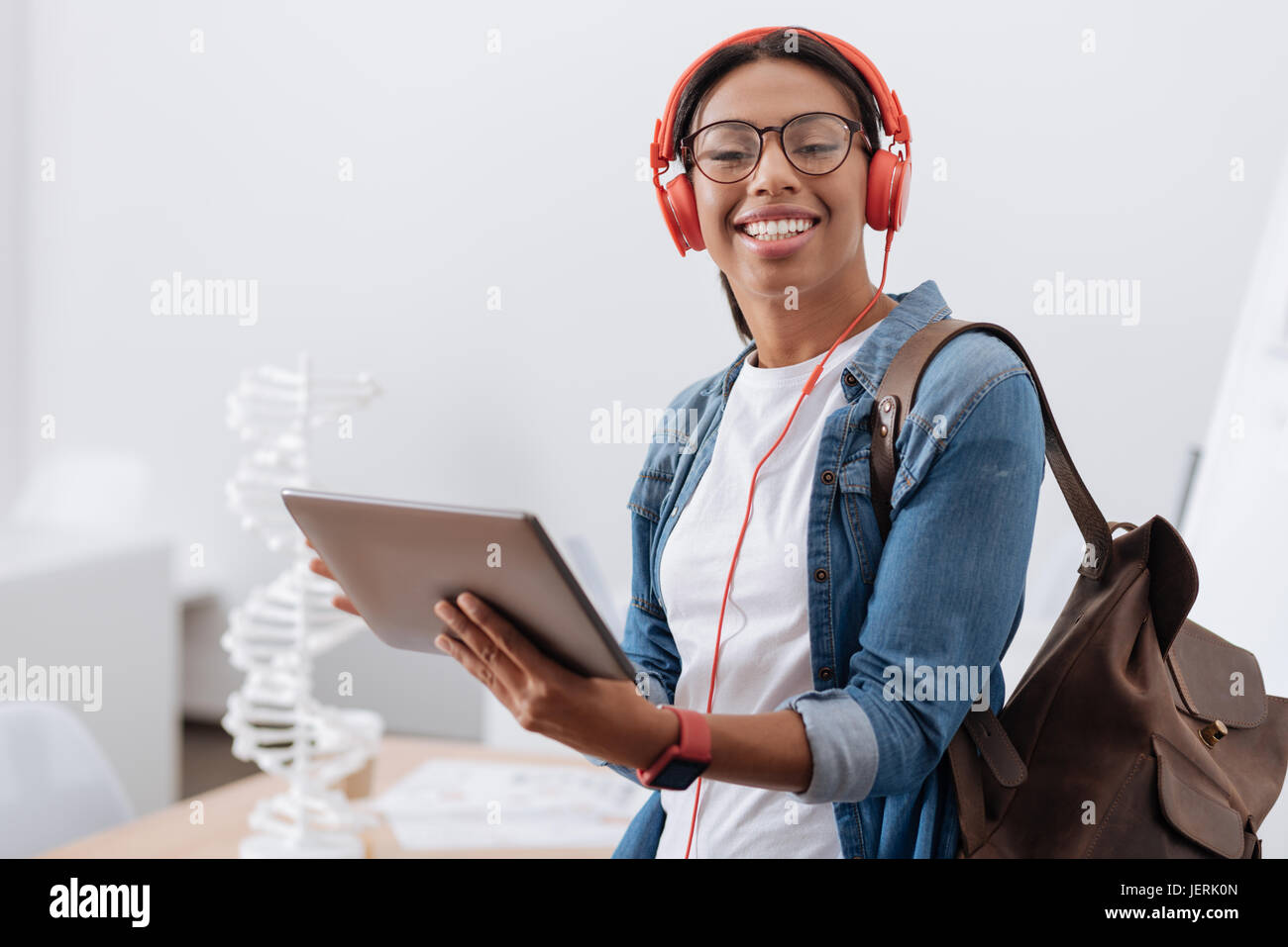 Felice allegro studente utilizzando dispositivi tecnologici Foto Stock