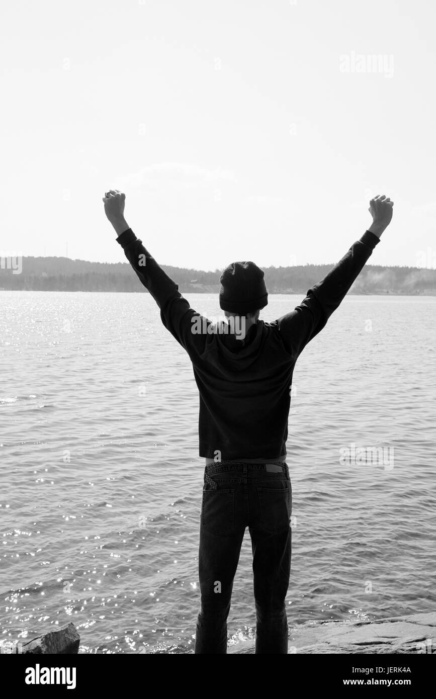 Uomo in acqua con i pugni in aria Foto Stock