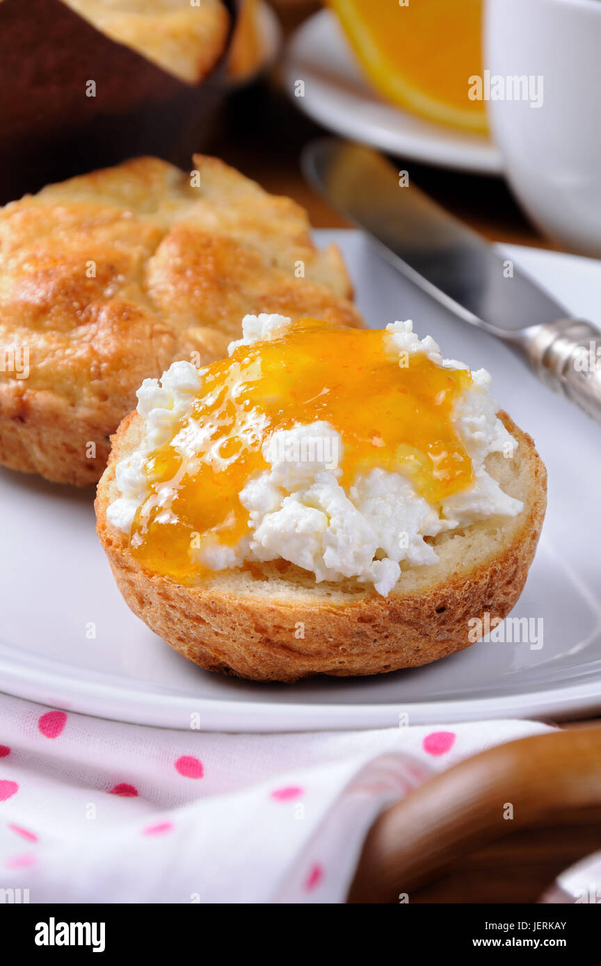 Bun con formaggio cottage orange marmellata per la prima colazione Foto Stock