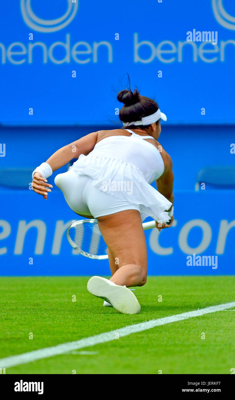 Heather Watson (GB) sul Centre Court. 25 giugno 2017, Eastbourne - antiestetiche rigonfiamento causato da una ruota di scorta palla da tennis Foto Stock
