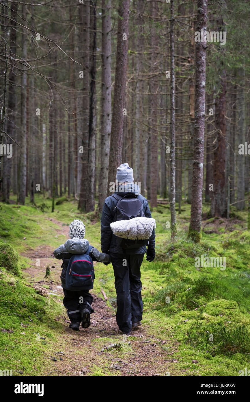Madre e figlio passeggiate in foresta Foto Stock