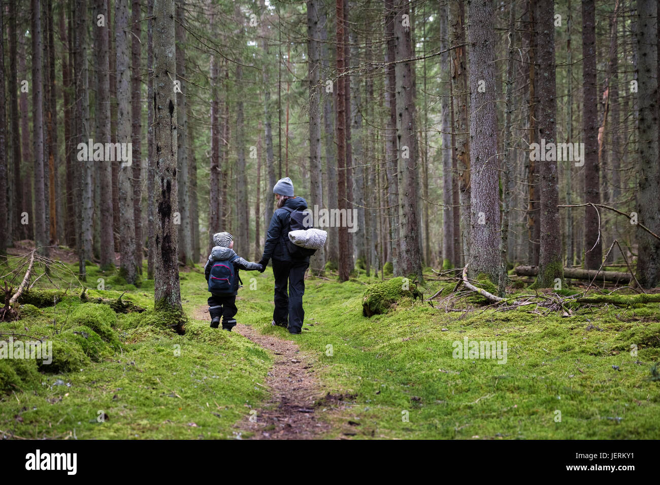 Madre e figlio passeggiate in foresta Foto Stock