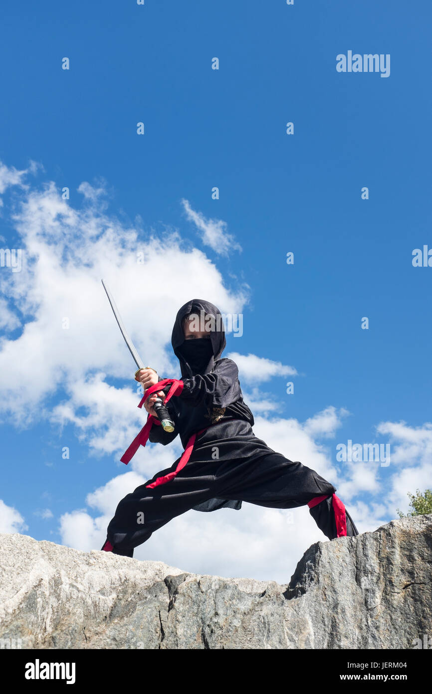 Bambino in costume ninja Foto stock - Alamy