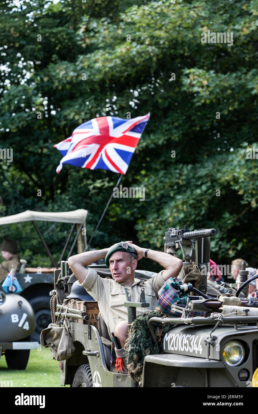 Royal Marines Commando (n. 4) di appoggio nella sua Jeep con la Union Jack Flag Flying dietro, 2017 Barnard Castle 1940's Weekend, County Durham, Regno Unito. Foto Stock