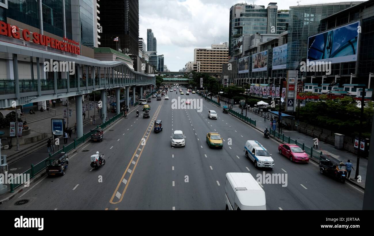 Il nuovo skywalk sulla strada Ratchadamri Bangkok in Thailandia Foto Stock