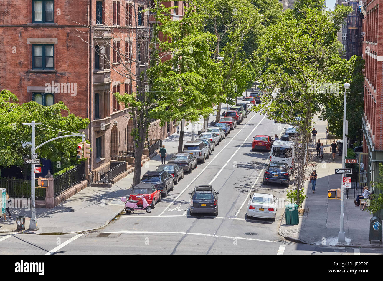 New York, Stati Uniti d'America - 02 Giugno 2017: strada tranquilla nel quartiere di Chelsea Historic District, un elegante quartiere residenziale della città. Foto Stock