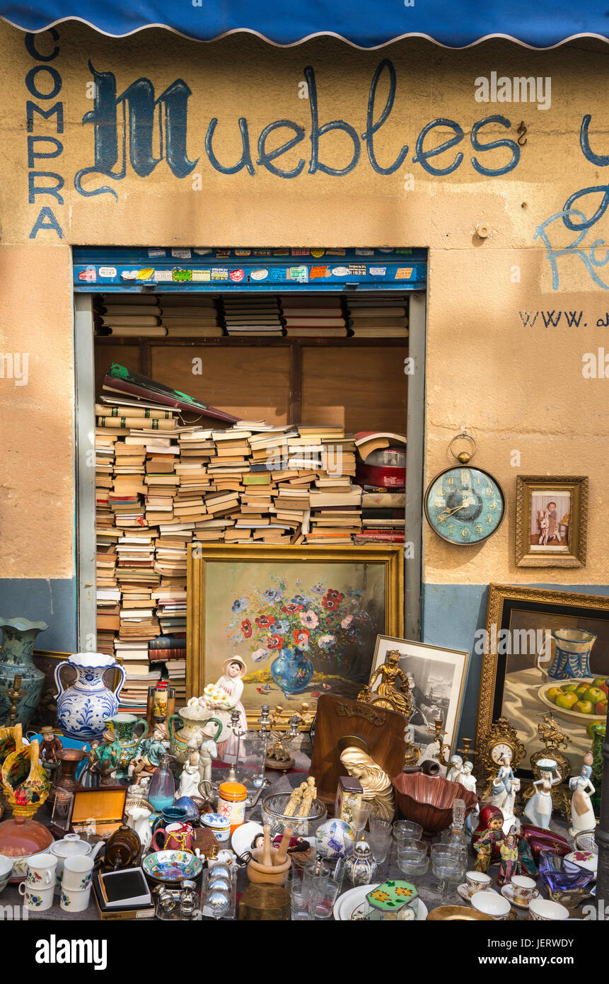 Bric-a-brac per la vendita nel mercatino delle pulci di Rastro intorno Lavapies e Embajadores nel centro di Madrid, Spagna. Foto Stock