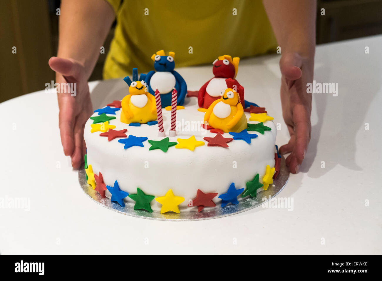 Un colorato torta di compleanno. Foto Stock