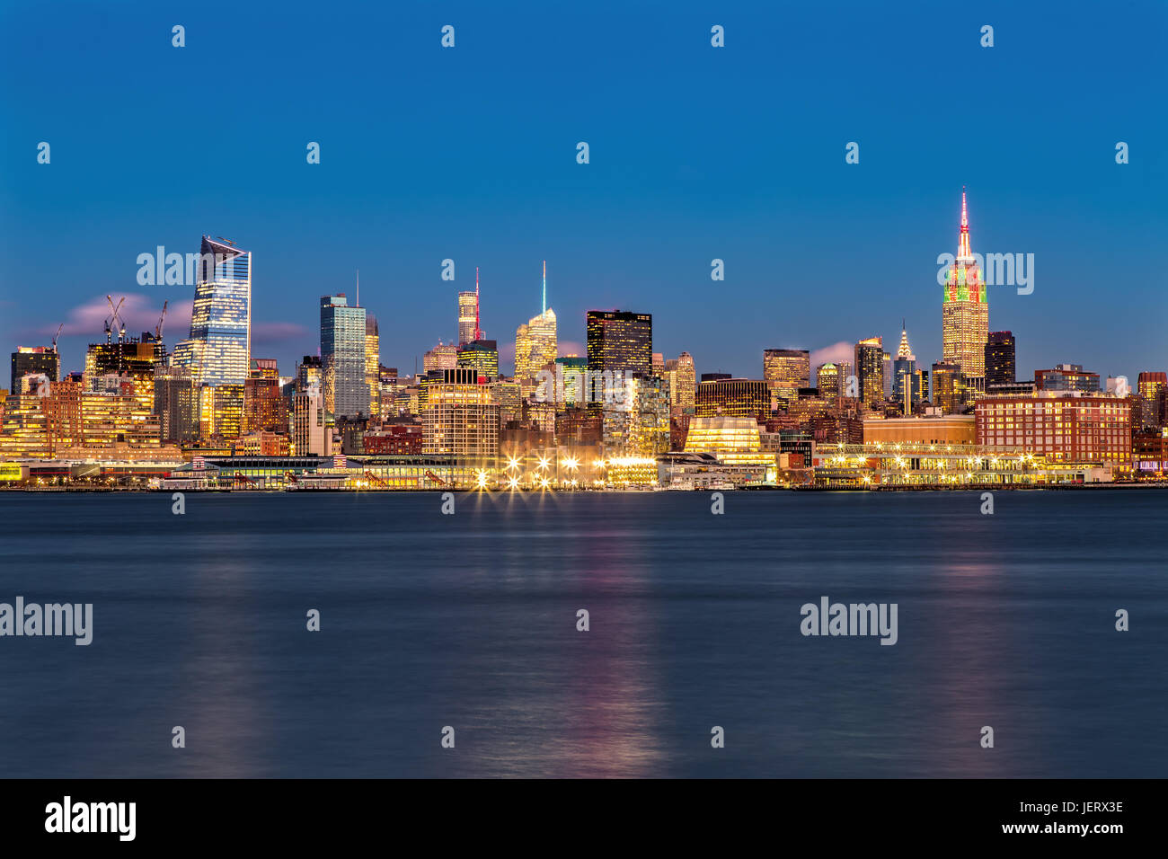 Empire State Building e Midtown Manhattan di notte Foto Stock