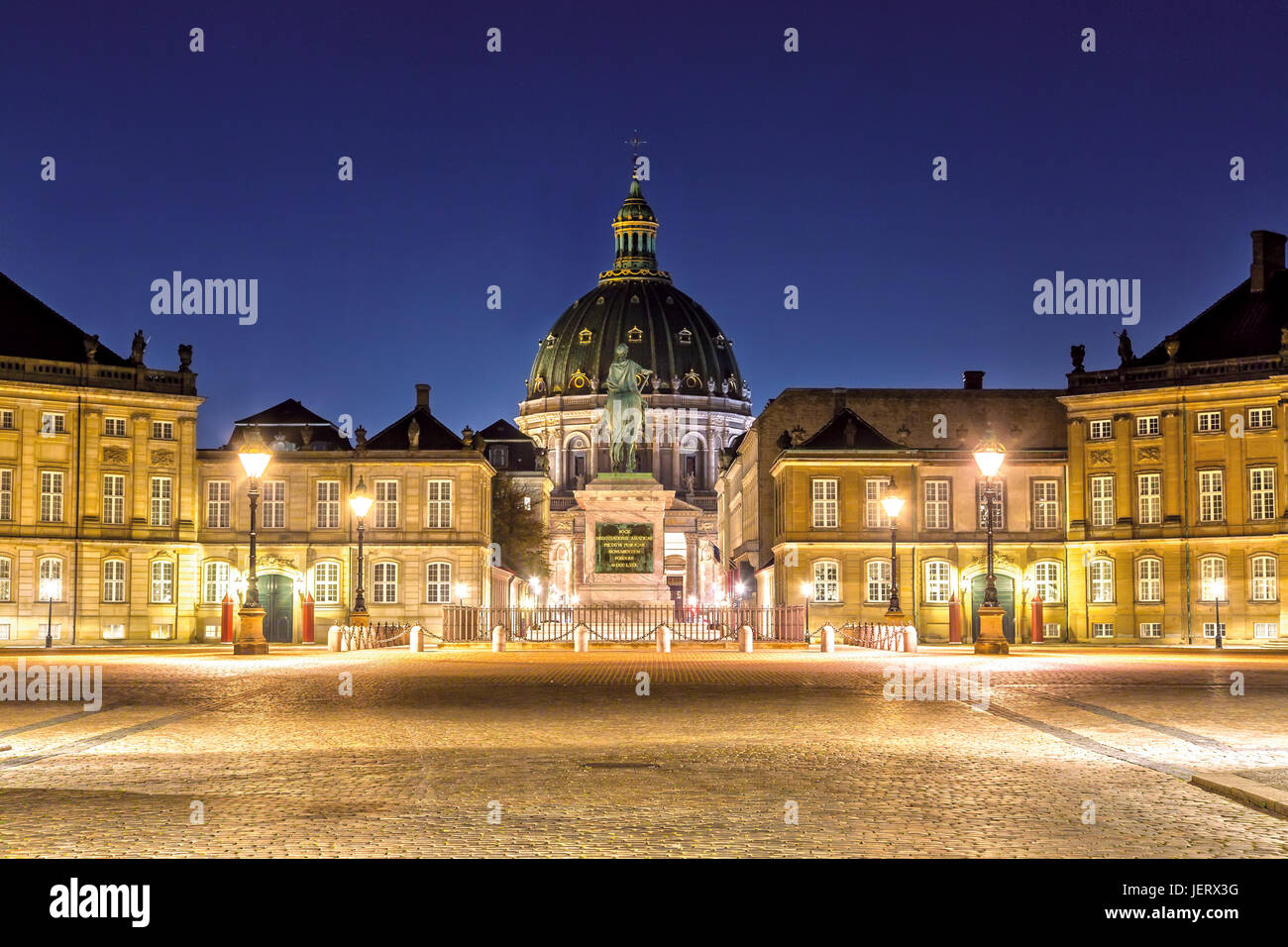 Il Palazzo di Amalienborg a Copenhagen, in Danimarca di notte Foto Stock