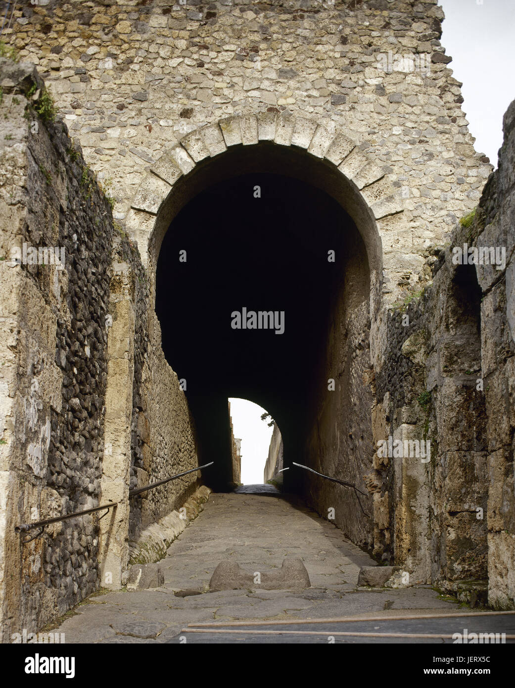 Pompei. Antica città romana. Porta Marina, formato da una massiccia galleria con 2 passaggi, uno per pedoni e uno per i carri. Campania, Italia. Foto Stock