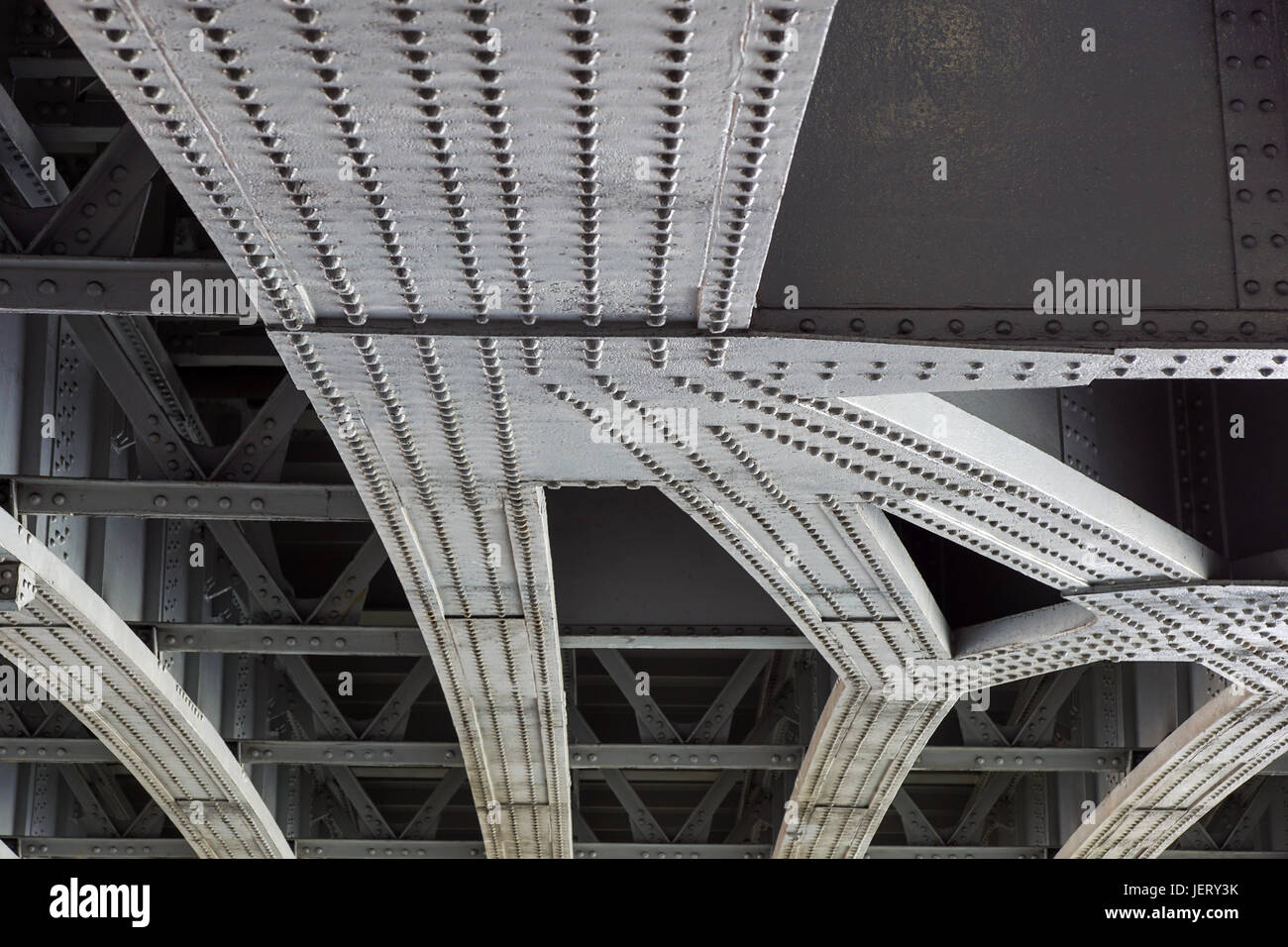 Vista urbano: piccoli ponti vecchi sotto automotive moderno ponte di metallo Foto Stock