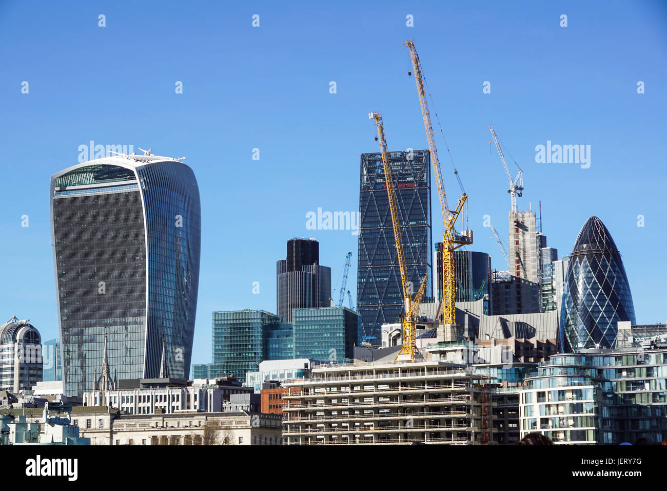 Londra, Inghilterra - 25 aprile: il 'Gherkin' tra due grattacieli in costruzione nella città di Londra il 25 maggio 2013. Foto Stock