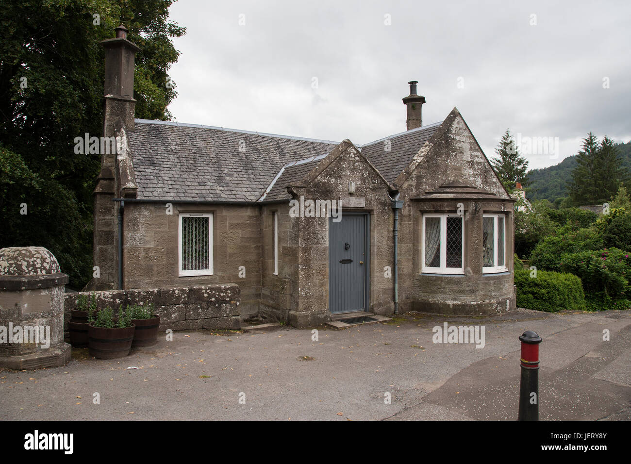 Casa di pedaggio sul fiume Tay bridge a Dunkeld, Scozia Foto Stock