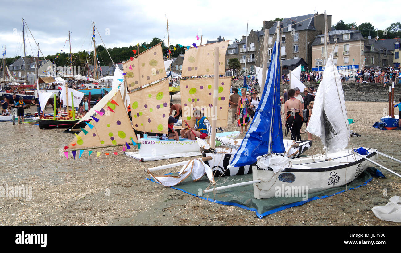 Regata di bisquines il cartone e il porto di La Houle, festival marittimo a Cancale: 'La Cancalaise à 30 ans' (Cancale, Ille et Vilaine Bretagna, Franc Foto Stock