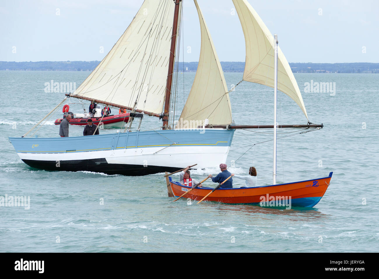 Tradizionale e la barca a vela e imbarcazione a remi, il porto di La Houle, festival marittimi : " La Cancalaise à 30 ans' (Cancale, Ille et Vilaine Bretagna, Francia). Foto Stock