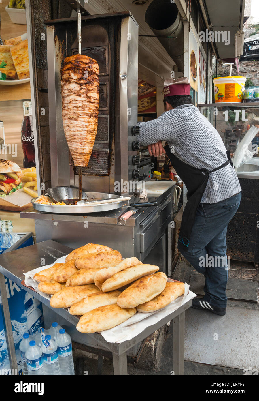 Döner Kebab venditore al quartiere Eminonu, Istanbul, Turchia. Foto Stock