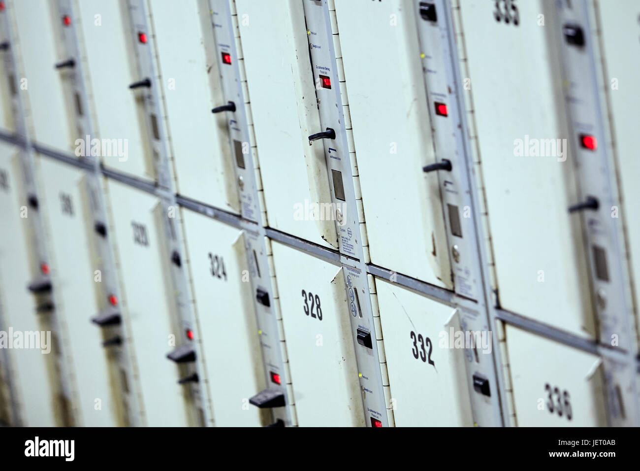 Gli armadietti di vani portaoggetti con i numeri. Armadietto in una  stazione ferroviaria Foto stock - Alamy