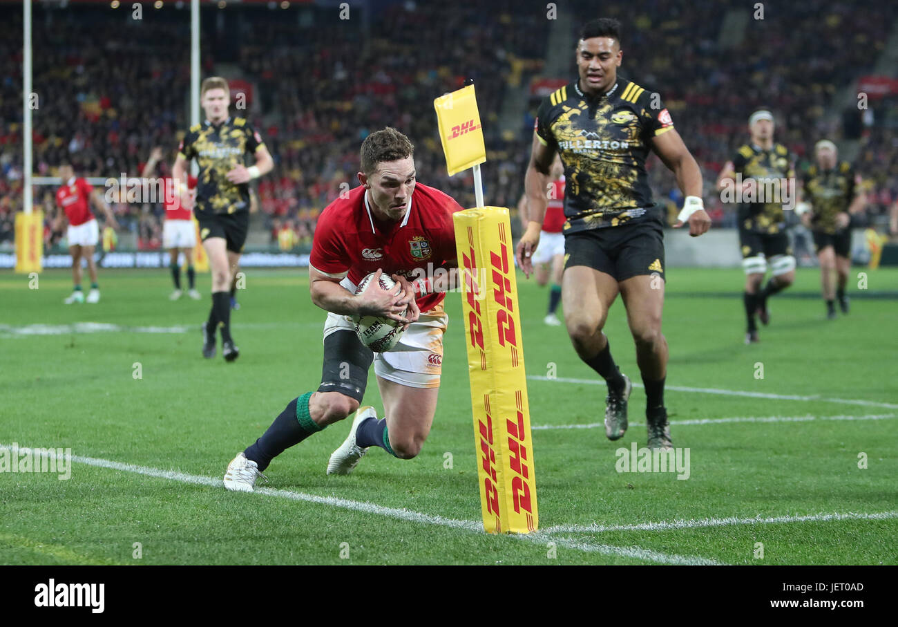 George North dei Lions britannici e irlandesi mette un piede in contatto proprio come sta per segnare durante la partita del tour al Westpac Stadium di Wellington. PREMERE ASSOCIAZIONE foto. Data foto: Martedì 27 giugno 2017. Vedere la storia di PA RugbyU Lions. Il credito fotografico deve essere: David Davies/PA Wire. RESTRIZIONI: Solo per uso editoriale. Nessun uso commerciale o oscuramento dei logo degli sponsor. Foto Stock