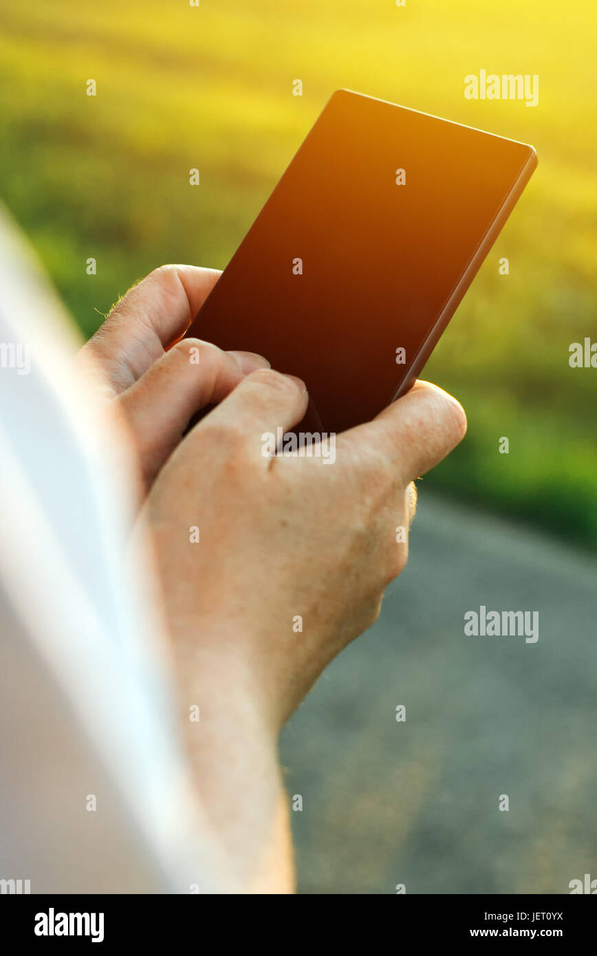 Il telefono cellulare e la dipendenza da internet, mani femminili utilizza lo smartphone Foto Stock