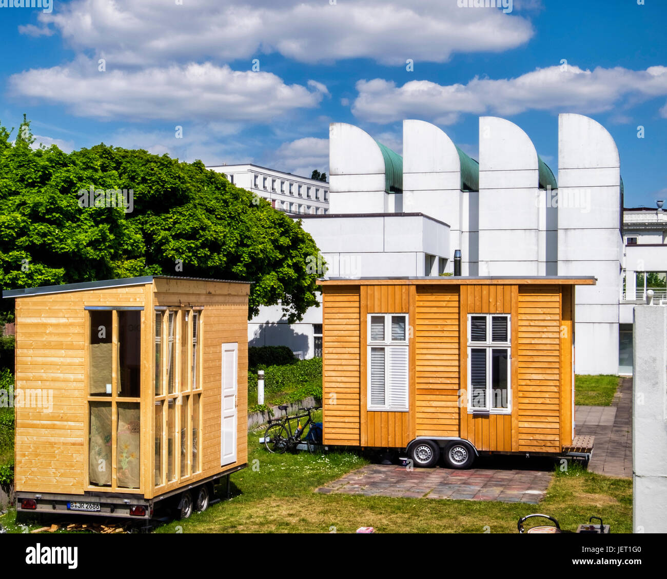 Berlin-Tiergarten,Archivio Bauhaus campus. Università Tinyhouse progetto, 20 minuscolo case mobili, di 10 metri quadrati su ruote, accessibili villa temporanea Foto Stock