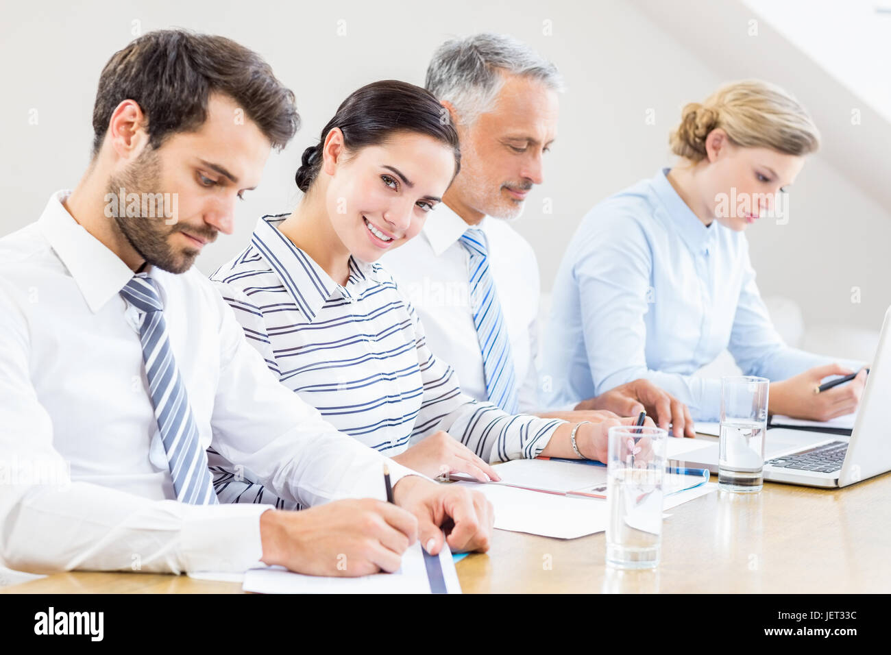 Colleghi di lavoro in occasione di un incontro Foto Stock