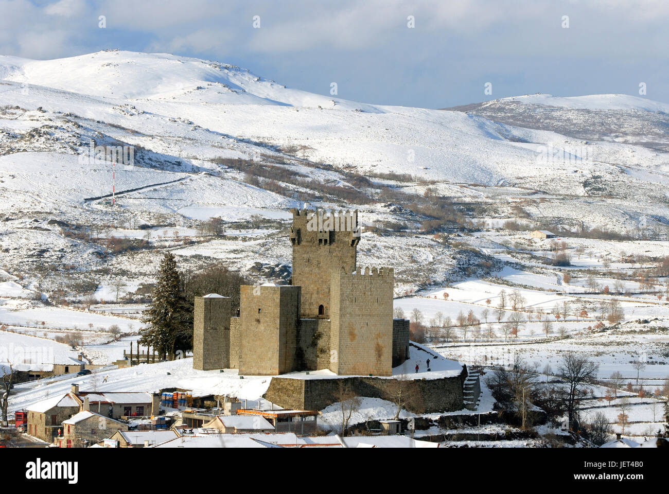 Il castello medievale di Montalegre in un giorno di neve. Trás-os-Montes, Portogallo Foto Stock