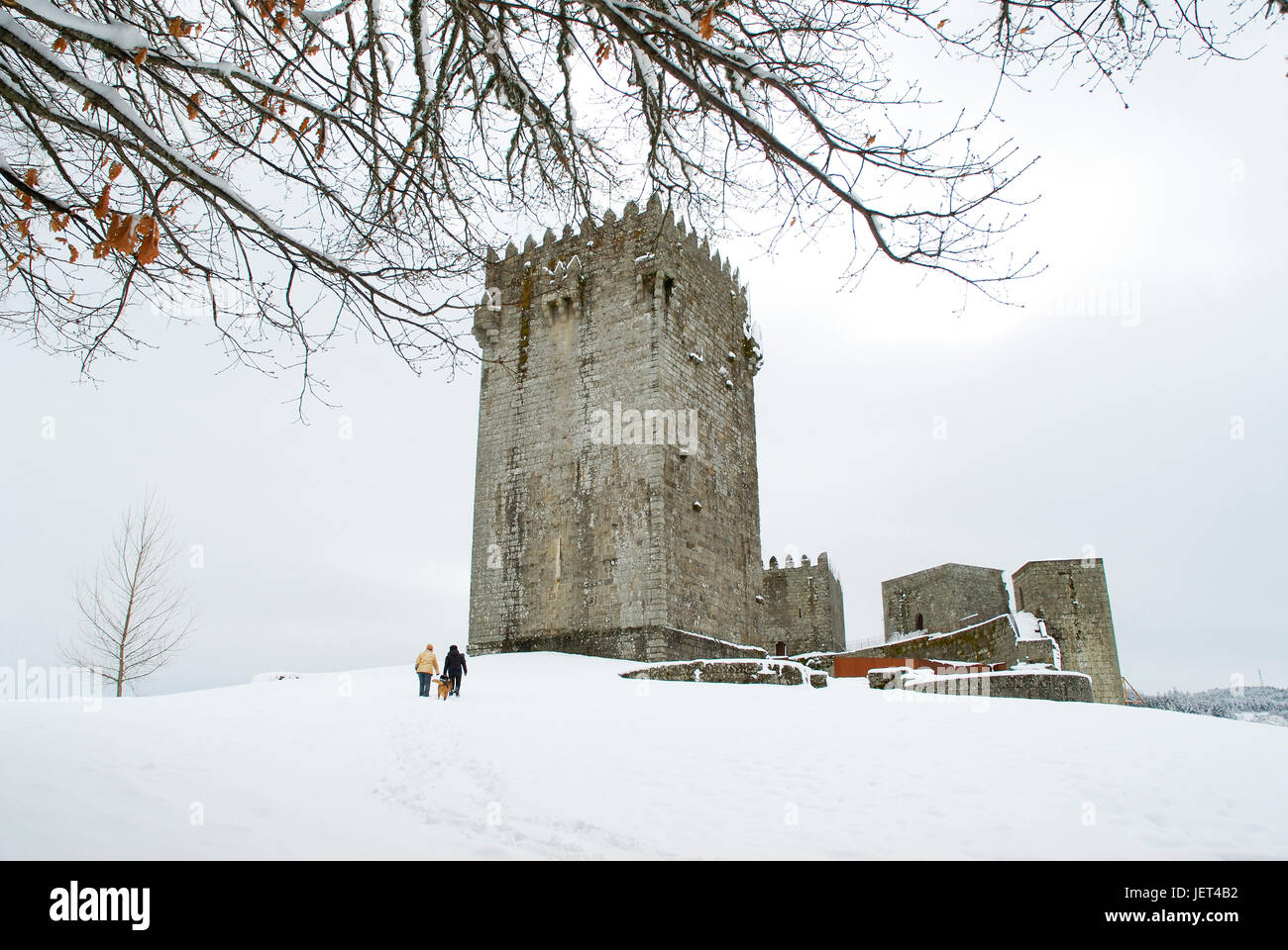 Il castello medievale di Montalegre in un giorno di neve. Trás-os-Montes, Portogallo Foto Stock