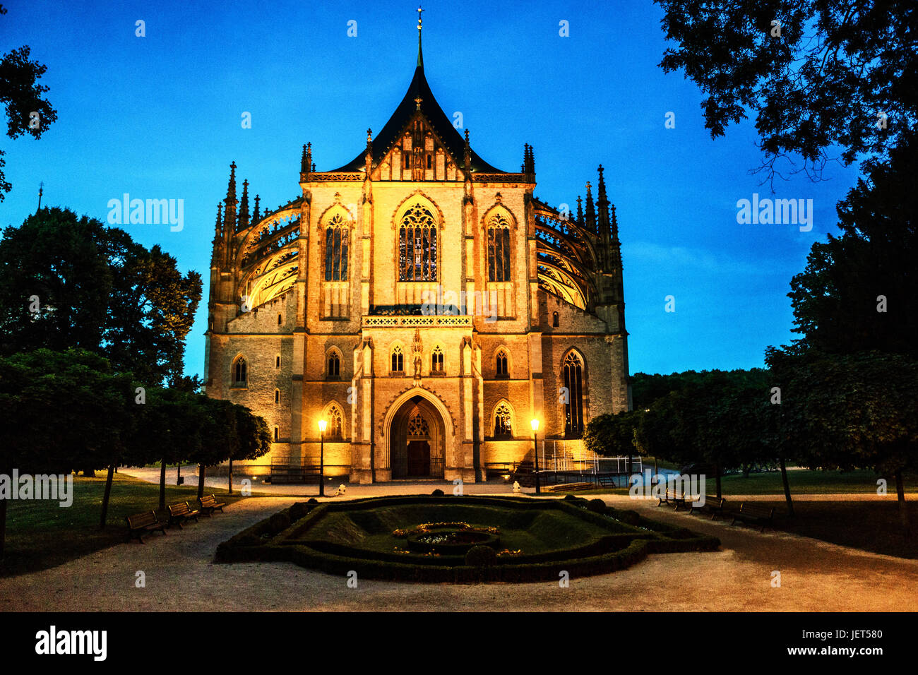 Illuminazione serale della St. Cattedrale di Barbara Kutna Hora Repubblica Ceca, Boemia centrale europea, UNESCO, sito Patrimonio Mondiale dell'Umanità al crepuscolo notturno Foto Stock