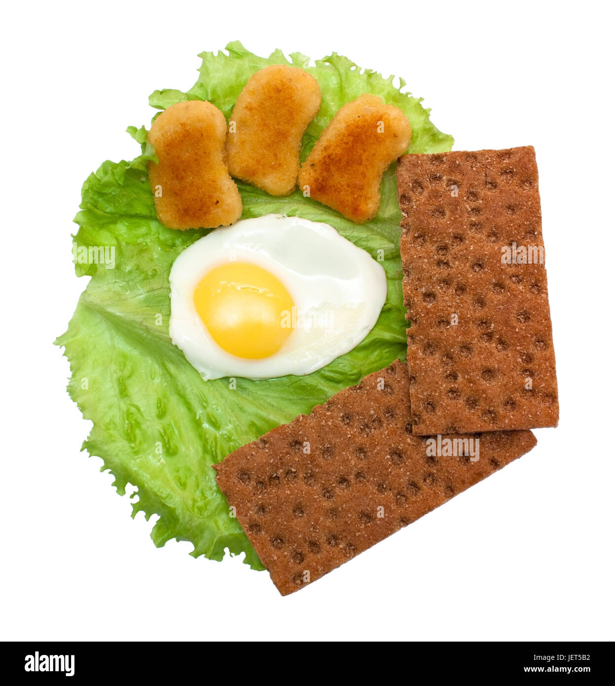 Colazione: uova fritte, lattuga croccante pane e pepite isolato su bianco Foto Stock